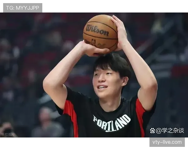 杨瀚森赛场上狂飙三分,家里却连个沙发都没买,真不知道这娃生活咋过的 杨瀚森赛场上狂飙三分,家里却连个沙发都没买,真不知道这娃生活咋过的
