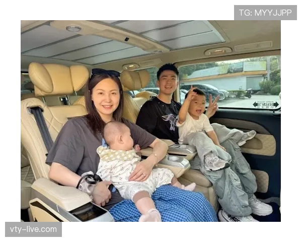 郑思维训练完直接去接娃,球拍放婴儿车里当玩具 郑思维训练完直接去接娃,球拍放婴儿车里当玩具